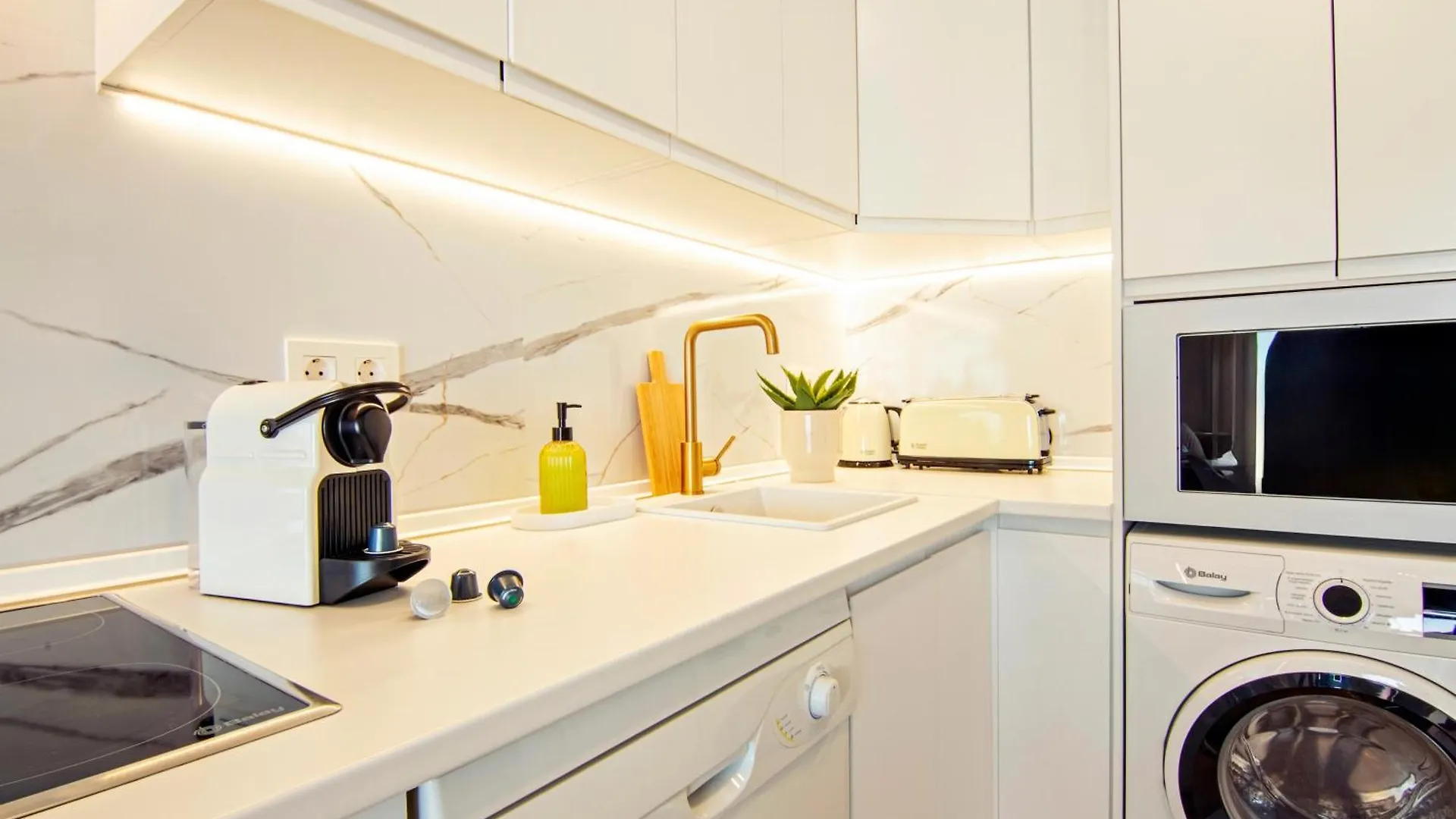 Mara'S Apartments Torremolinos Seaviews - First Line Beach - Duplex Penthouse 0*,  Spanien